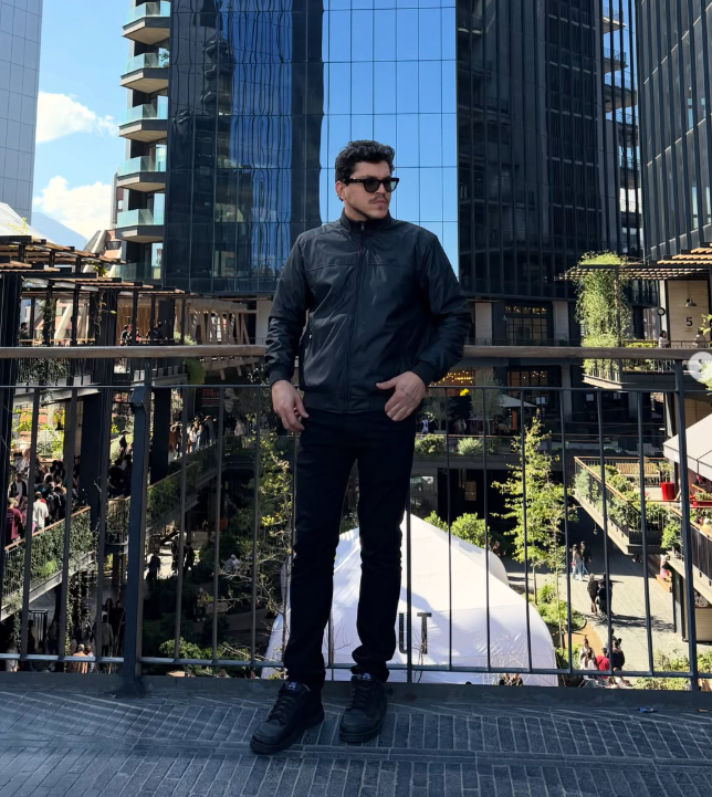 Wesley Gonçalves em um rooftop entre prédios